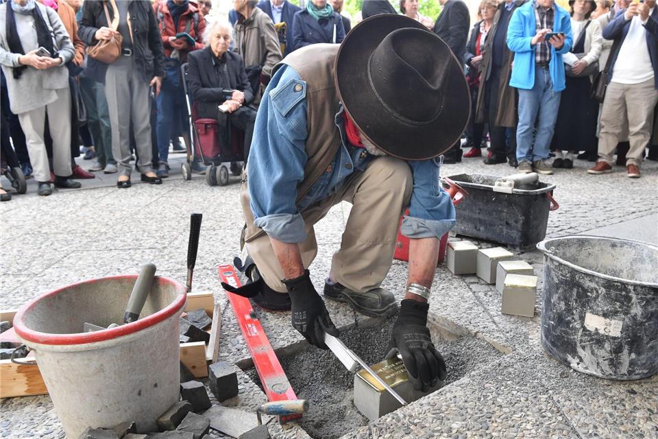 Der Künstler Gunter Demnig verlegt vier Stolpersteine zu Ehren ehemaliger jüdischer Mitglieder der Berliner Philharmoniker.Paul Zinken/dpa