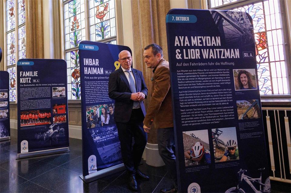 Der Kurator der Ausstellung „Unbroken“, Adi Rubinstein (r), erläuterte Berlins Regierenden Bürgermeister Kai Wegner (CDU) die einzelnen Stationen. Carsten Koall/dpa
