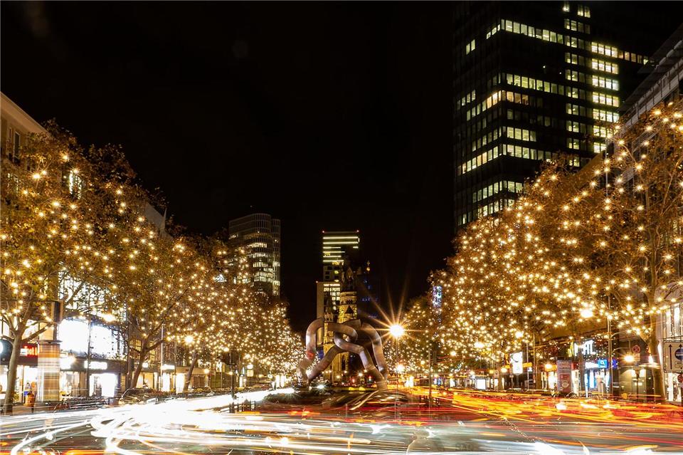 Der Kurfürstendamm erstrahlt in der Vorweihnachtszeit seit Jahren im Lichterglanz. (Archivfoto)Paul Zinken/dpa