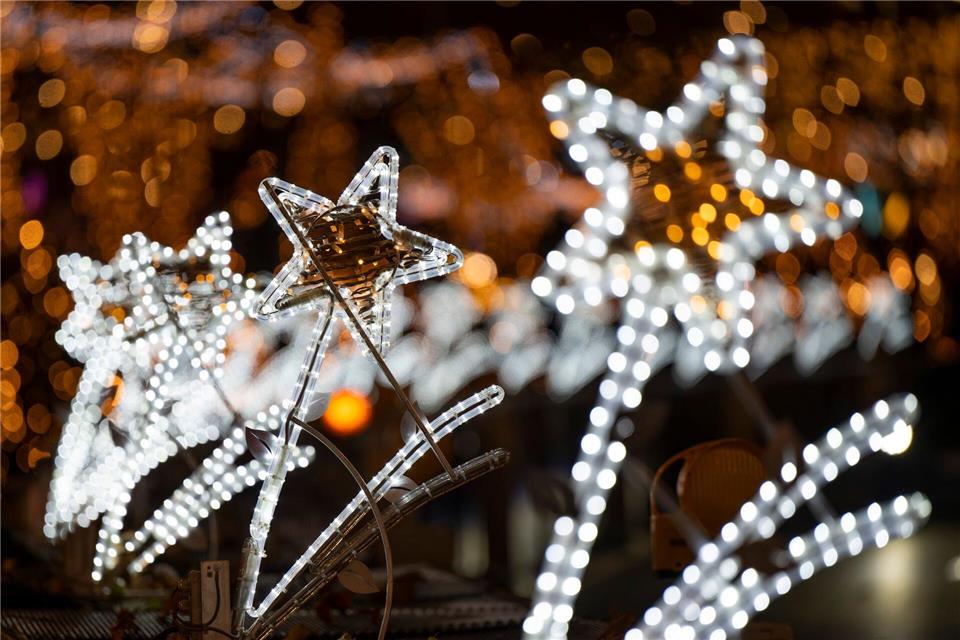 Der Kurfürstendamm ist dieses Jahr auf einer kürzeren Strecke beleuchtet als 2023. (Archivbild).Monika Skolimowska/dpa