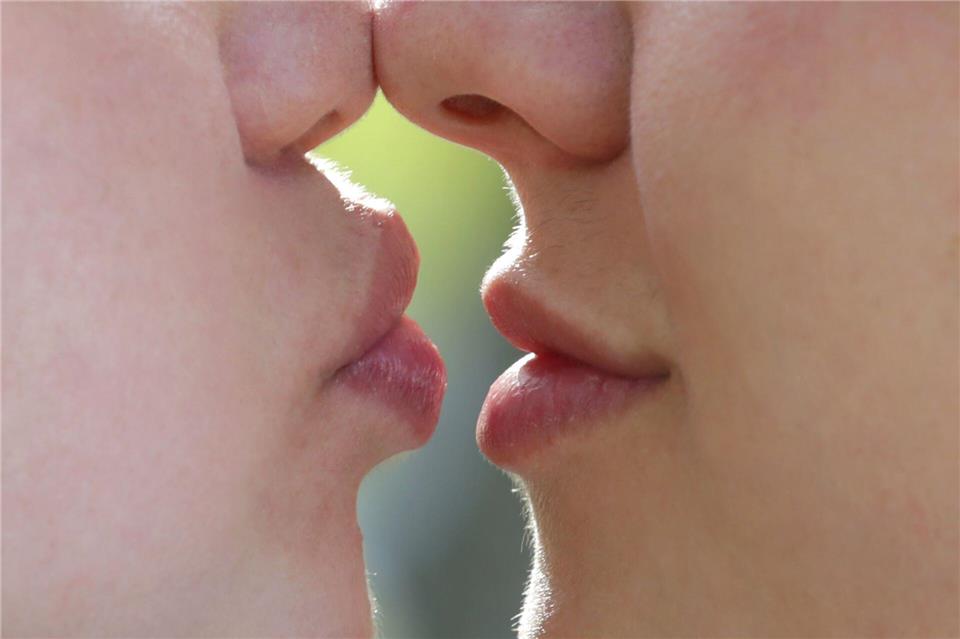 Der Kuss ist mehr als nur eine Berührung der Lippen. (Symbolbild)Karl-Josef Hildenbrand/dpa