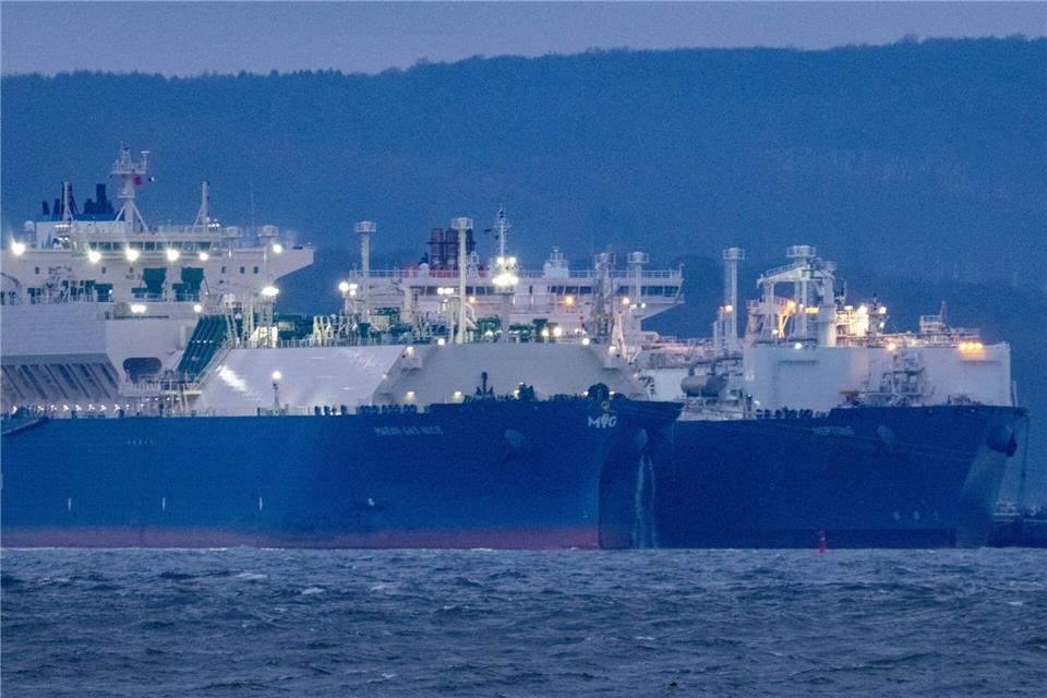 Der LNG-Tanker „Maran Gas Nice“ liegt schon länger als geplant am Terminal. (Archivbild)Stefan Sauer/dpa