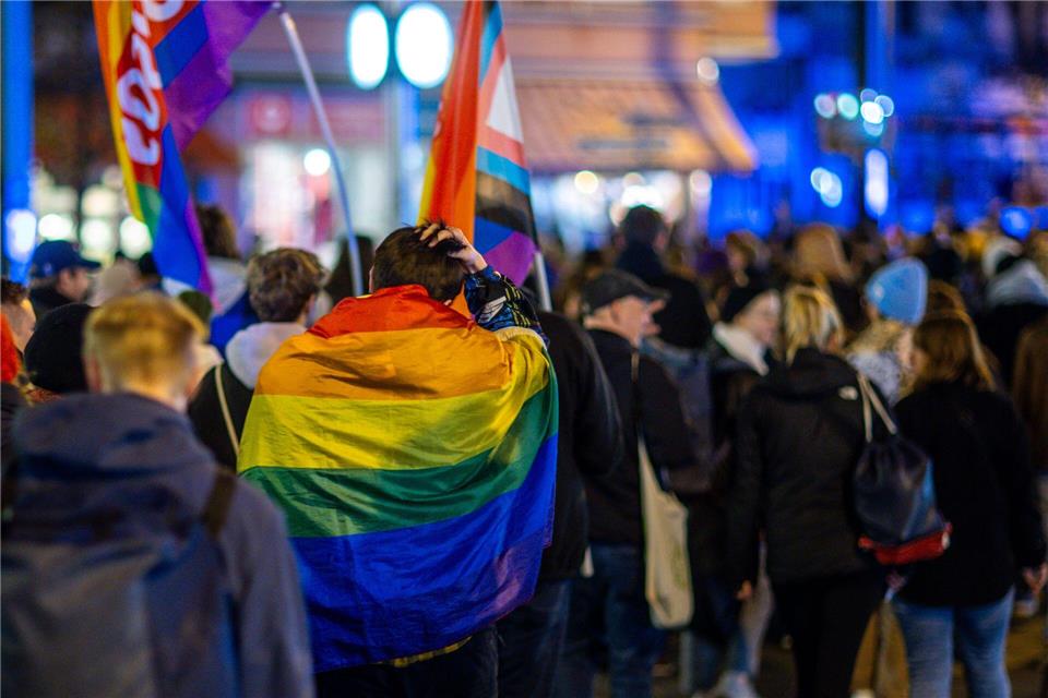 Der LSVD Queer Mecklenburg-Vorpommern gibt Sicherheitshinweise an die Community - etwa für Christopher-Street-Days. (Archivbild)Jens Büttner/dpa