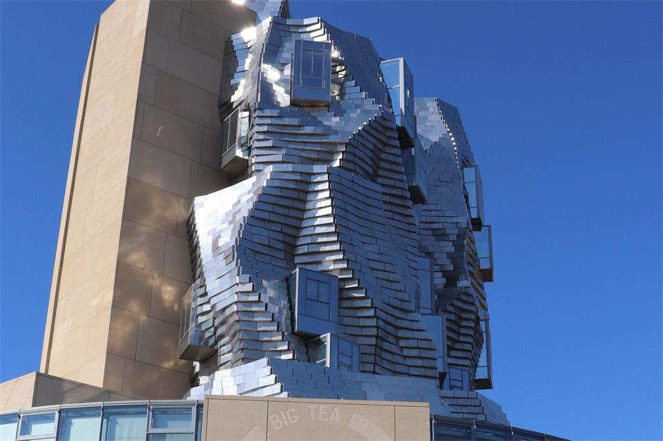 Der LUMA-Turm (Tour LUMA) ist das markante Hauptgebäude des Kunst- und Kulturzentrums LUMA Arles in Südfrankreich.Deike Uhtenwoldt/dpa-tmn