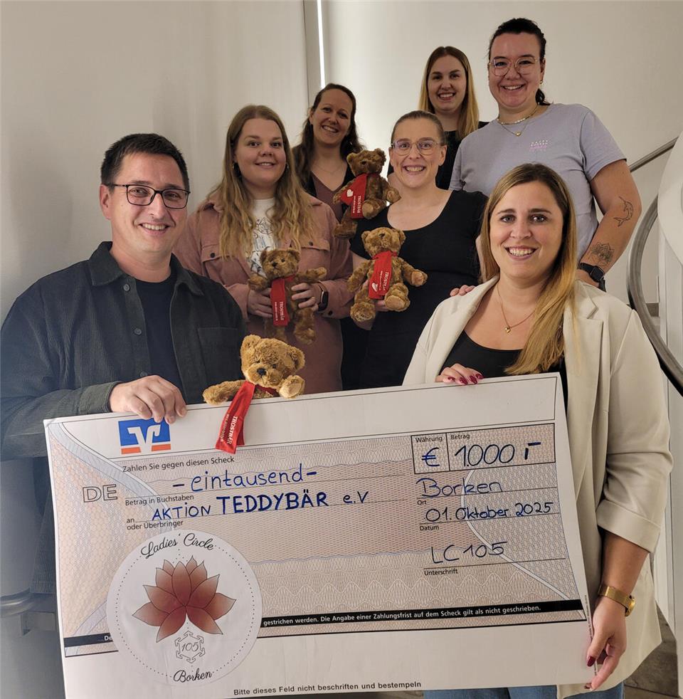 Ladies Circle spendet an Teddybär-Verein Der Ladies Circle Borken hat an die Aktion Teddybär aus Vreden gespendet.