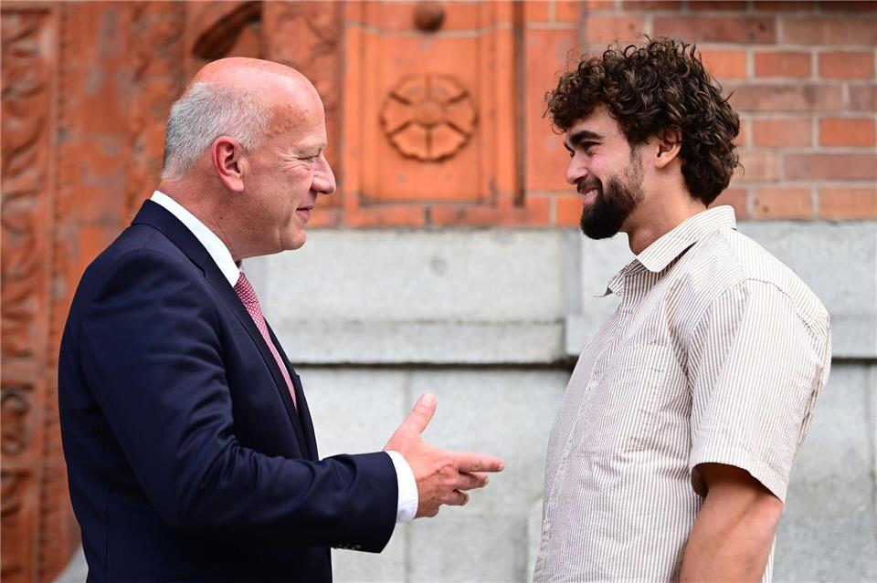 Der Läufer durfte sich ins Gästebuch der Stadt Berlin eintragen. Der Regierende Bürgermeister Kai Wegner (CDU) empfing den 28-Jährigen im Roten Rathaus. Sebastian Gollnow/dpa