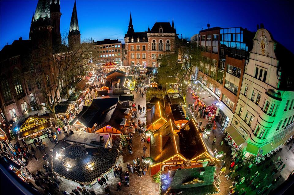 Der Lamberti-Markt in Oldenburg zieht viele Besucher an.Hauke-Christian Dittrich/dpa