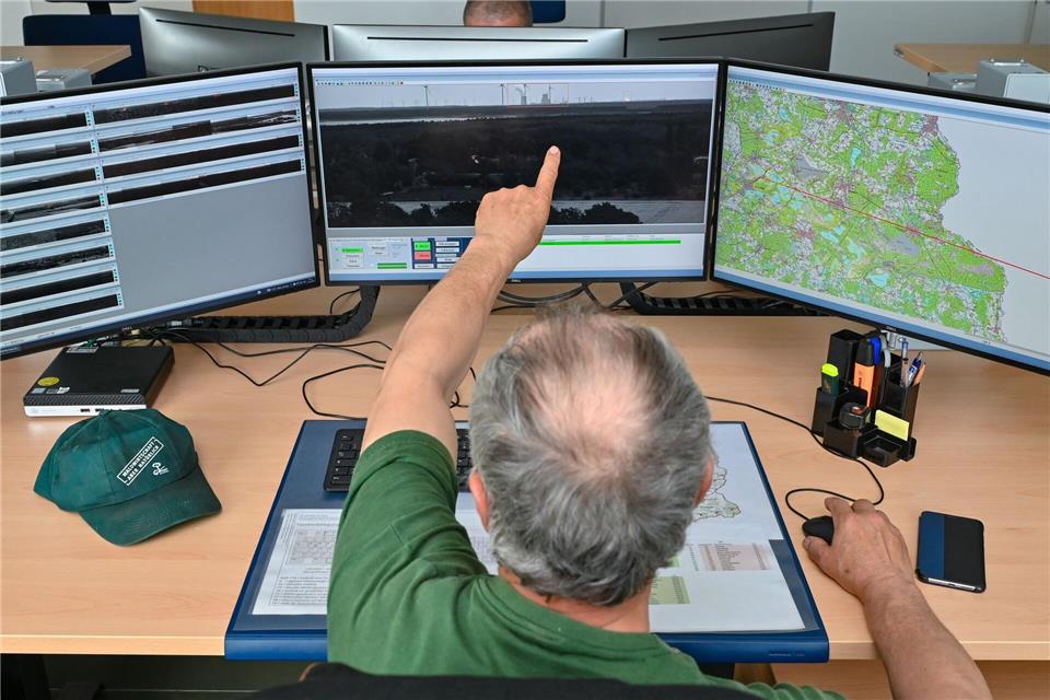 Der Landesbetrieb Forst überwacht den Wald in Brandenburg mit mehr als 100 Sensoren. Die Daten werden in Waldbrandzentralen an den Standorten Eberswalde und Wünsdorf ausgewertet.  (Archivbild)Patrick Pleul/dpa