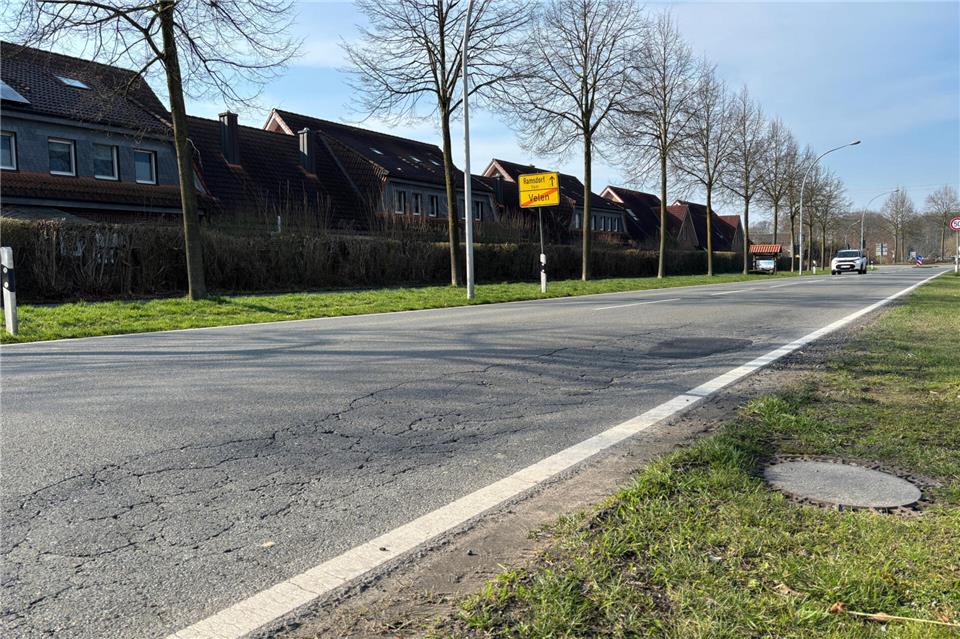 Der Landesbetrieb Straßen-NRW hat die Schäden an der Ramsdorfer Straße in Velen im Blick.