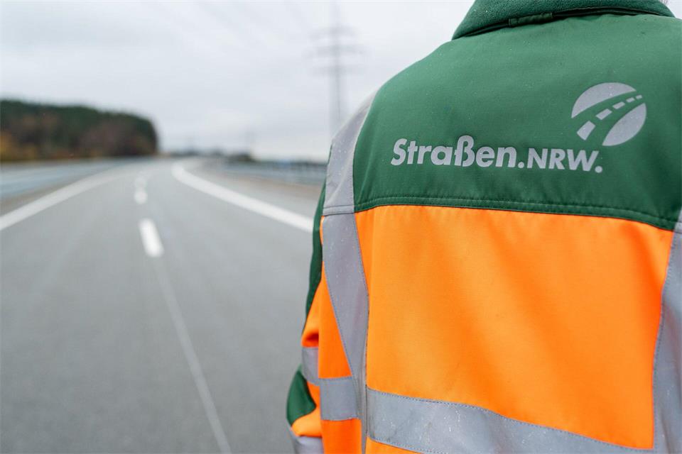 Der Landesbetrieb Straßen.NRW hat den neuen Stand der L193-Brücke in Königswinter verkündet. (Symbolbild)Guido Kirchner/dpa