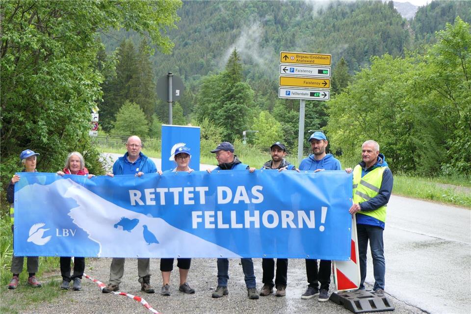 Der Landesbund für Vogel- und Naturschutz (LBV) spricht sich gegen den Neubau eines Sessellifts am Fellhorn im Allgäu aus. Aktivisten protestierten in Oberstdorf mit einem Banner gegen die Maßnahme.-/LBV/dpa