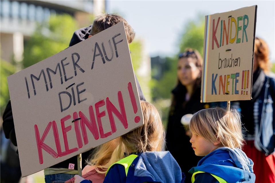 Der Landeshaushalt steht unter Sparzwang - muss das auch für Kinderbildung gelten?  Rolf Vennenbernd/dpa