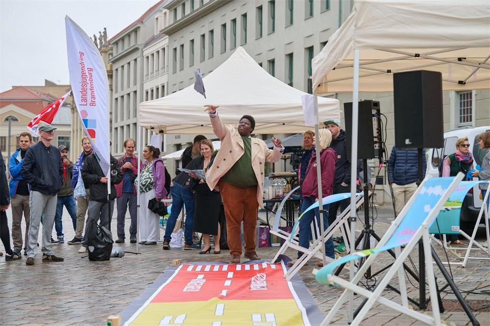 Der Landesjugendring Brandenburg demonstriert für eine ausreichende Finanzierung.Annette Riedl/dpa