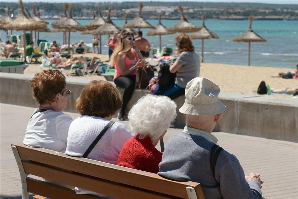 Der Landesrechnungshof warnt vor zu vielen Beamten - im Ruhestand kämen sie den Staat teuer zu stehen. (Symbolbild)picture alliance / Jens Kalaene/dpa-Zentralbild/dpa