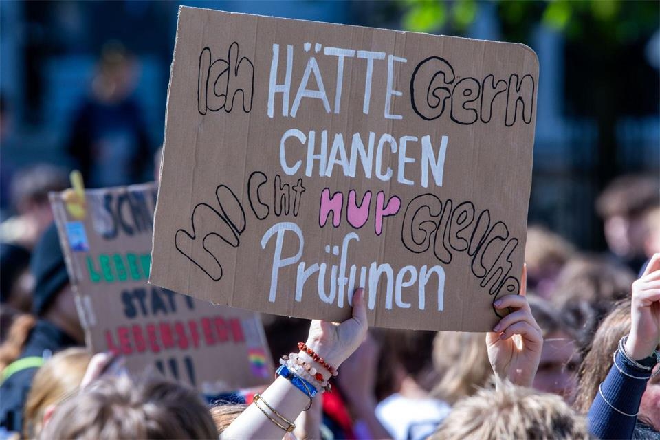 Der Landesschülerrat hat konkrete Forderungen vor der Landtagwahl. (Archivbild)Jens Büttner/dpa