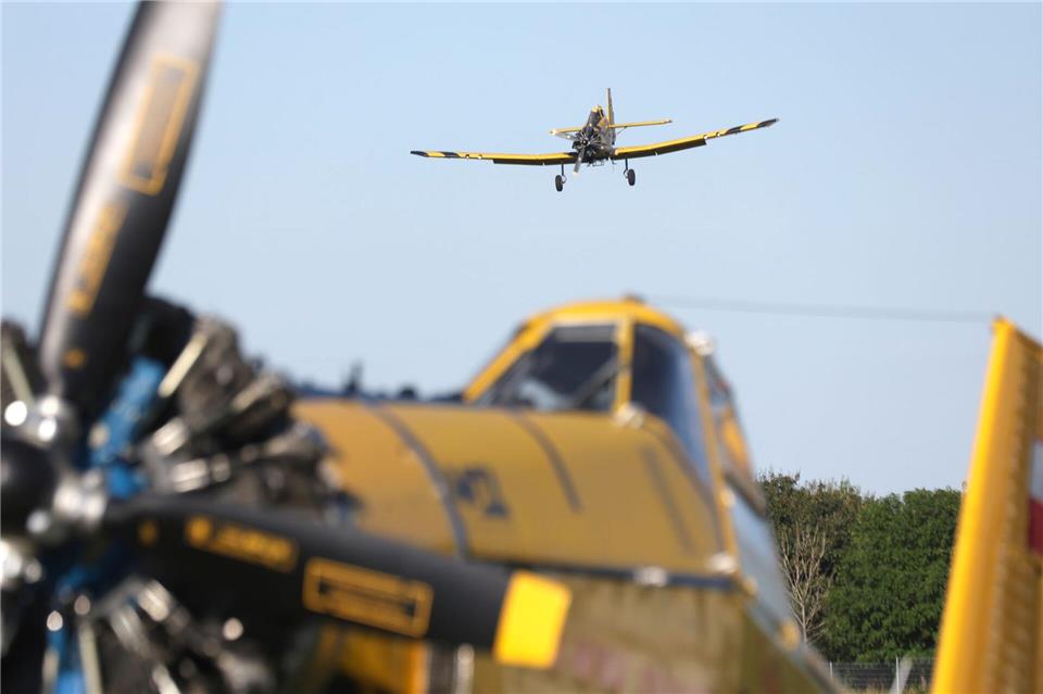 Der Landkreis Harz ist die einzige Kommune in Deutschland, die den Angaben zufolge ein eigenes Löschflugzeug für die Bekämpfung von Waldbränden gemietet hat.Matthias Bein/dpa