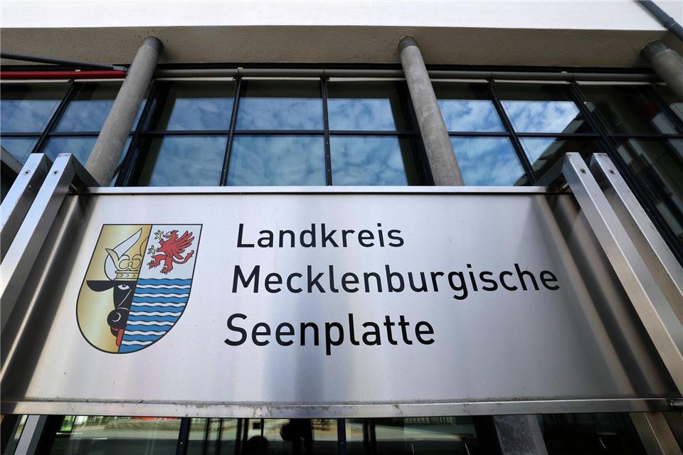 Der Landkreis Mecklenburgische Seenplatte klagt gegen den Widerspruch des Schweriner Innenministeriums. (Archivbild)Bernd Wüstneck/dpa