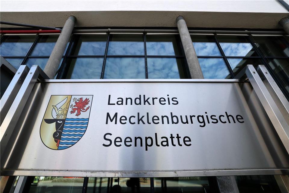 Der Landkreis Mecklenburgische Seenplatte will gegen den Widerspruch des Schweriner Innenministeriums nun Klage einreichen. (Archivbild)Bernd Wüstneck/dpa