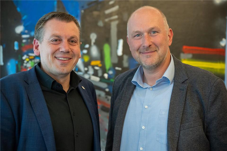 Der Landrat des Eifelkreises Bitburg-Prüm, Andreas Kruppert (r.), sieht im autonomen Fahren eine große Chance für Mobilität im ländlichen Raum (Archivbild) Harald Tittel/dpa
