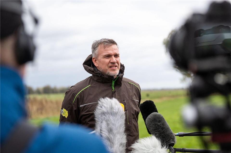Ausnahmezustand Vogelgrippe: Neuer Ausbruch in Enten-Betrieb  Der Landrat des brandenburgischen Kreises Ostprignitz-Ruppin, Ralf Reinhardt, (SPD) macht sich vor Ort ein Bild vom Vogelgrippe-Einsatz. Christophe Gateau/dpa