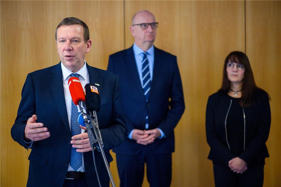 Der Landrat vom Landkreis Elbe-Elster Christian Jaschinski (links, mit Dietmar Woidke und Katrin Lange) übte scharfe Kritik nach rassistischen Gesängen von Teenagern. (Archivbild)Klaus-Dietmar Gabbert/dpa