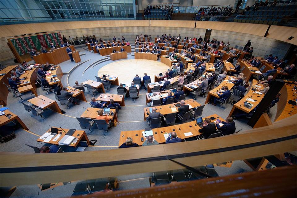Der Landtag berät auch über das 65. Jubiläum des deutsch-türkischen Anwerbeabkommens. (Symbolbild)Henning Kaiser/dpa