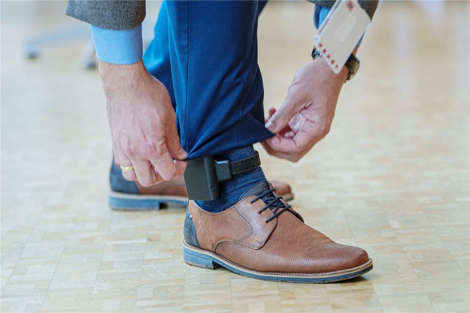 Der Landtag berät erstmals über einen fraktionsübergreifenden Gesetzentwurf von CDU, Grünen, SPD und FDP über elektronische Fußfesseln für potenzielle Gewalttäter. (Illustration)Andreas Arnold/dpa