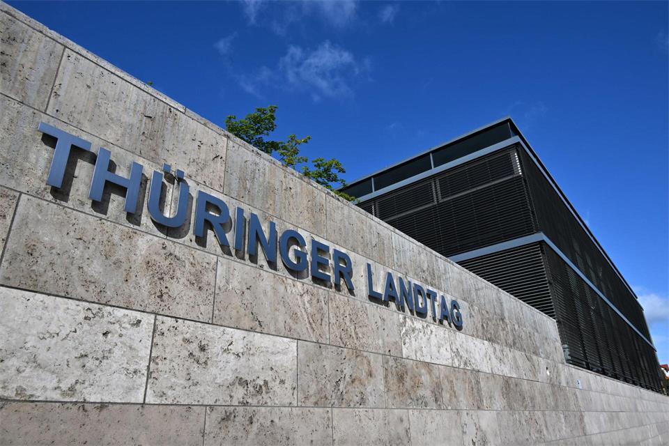 Der Landtag berät voraussichtlich im Dezember über die Anerkennung weiterer Todesopfer rechter Gewalt. (Symbolbild)Martin Schutt/dpa