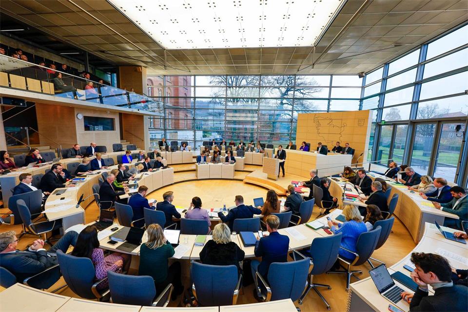 Der Landtag debattiert über Entlastungen für die Mitte der Gesellschaft. (Symbolbild)Frank Molter/dpa