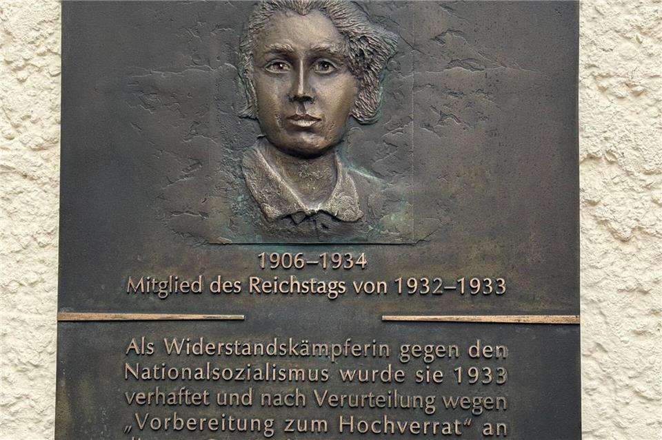 Der Landtag gedenkt mit einer Plakette der Widerstandskämpferin Franziska Kessel, die in einer NS-Haftzeile mit 28 Jahren starb. Ira Schaible/dpa