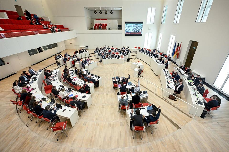 Der Landtag in Brandenburg ist in den Landesfarben weiß und rot gehalten. (Archivbild)Britta Pedersen/dpa