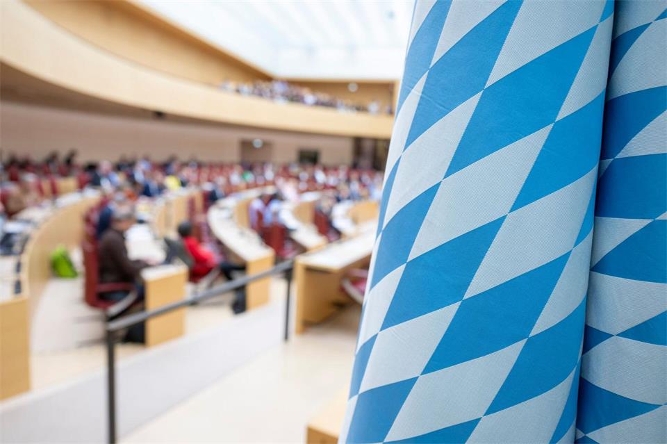 Der Landtag ist mit großer Mehrheit gegen eine Amtszeitbegrenzung für den Regierungschef. (Archivbild)Peter Kneffel/dpa