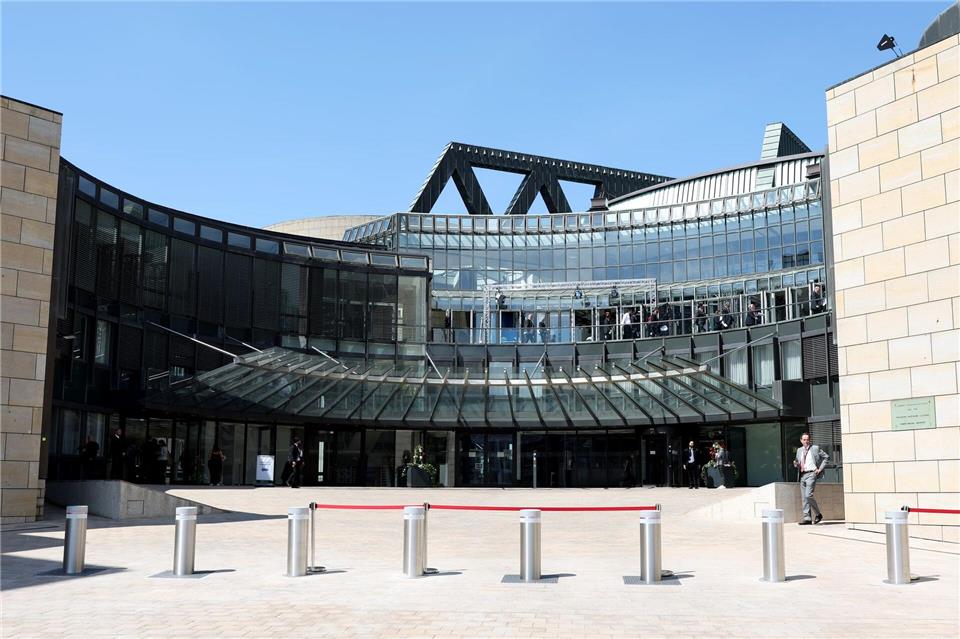 Vier-Meter-Rakete wird zur „Parlamentsnacht“ angeliefert Der Landtag öffnet ab 17.00 Uhr zur „Parlamentsnacht“. (Archivfoto)Friso Gentsch/dpa