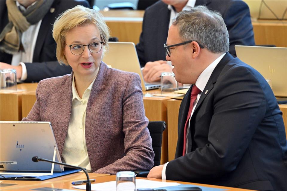 Der Landtag stimmt über den Thüringer Doppelhaushalt ab - hier Finanzministerin Wolf vom BSW mit Ministerpräsidentin Voigt (CDU). (Archivbild) Martin Schutt/dpa