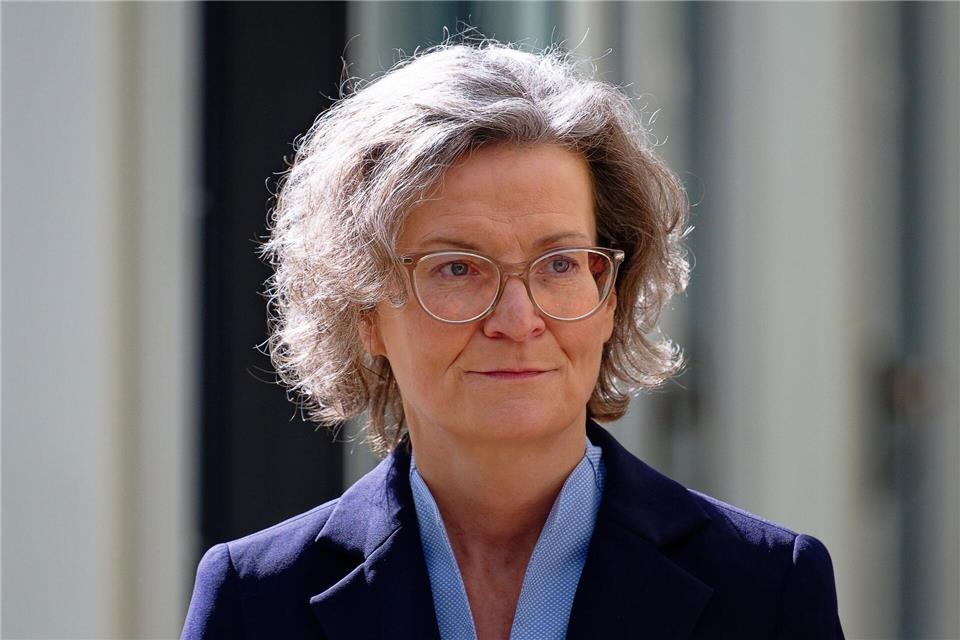 Der Landtag streitet über den richtigen Weg zur Aufklärung der Machtmissbrauchsvorwürfe gegen die nordrhein-westfälische Heimatministerin Ina Scharrenbach (CDU). (Archivbild)Henning Kaiser/dpa