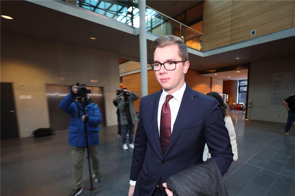 Der Landtagsabgeordnete lässt sich von drei Verteidigern vor Gericht vertreten. (Archivbild) Karl-Josef Hildenbrand/dpa