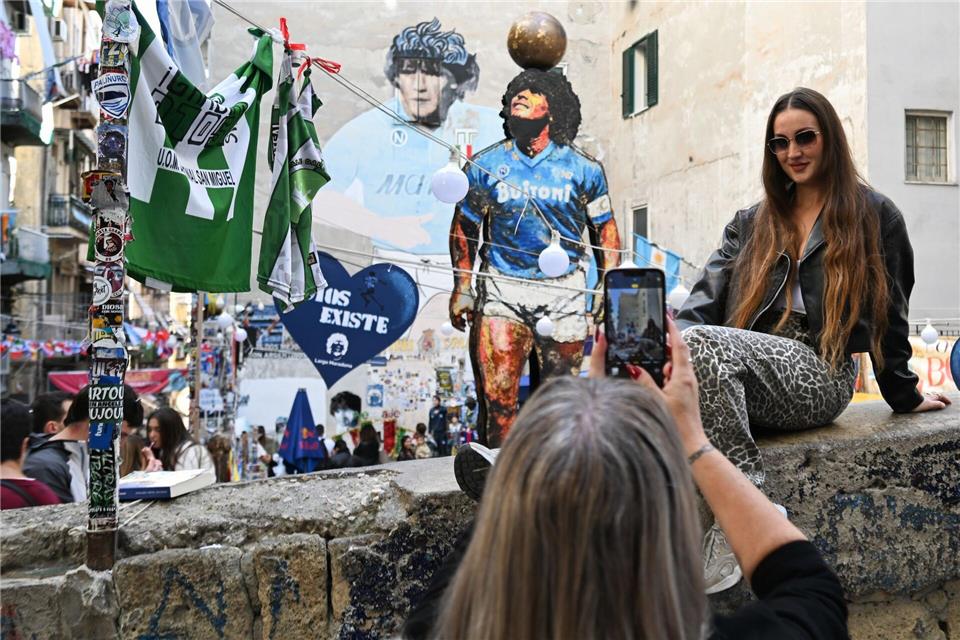 Der Largo Maradona gehört zu den wichtigsten Touristenattraktionen Neapels. (Archivbild)Arne Dedert/dpa