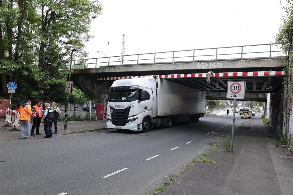 Der Laster blieb unter einer Eisenbahnbrücke stecken.David Young/dpa