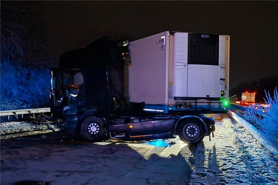 Der Lastwagen blockiert die gesamte Autobahn in Richtung Bremen. Kai Moorschlatt/dpa