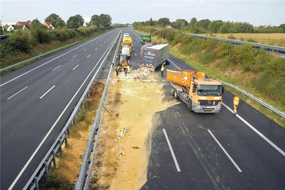 Der Lastwagen hat seine Ladung auf der Autobahn 1 verloren.Jörn Hüneke/dpa