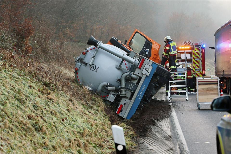 Der Lastwagen hatte Blutwasser geladen.Ralf Hettler/dpa
