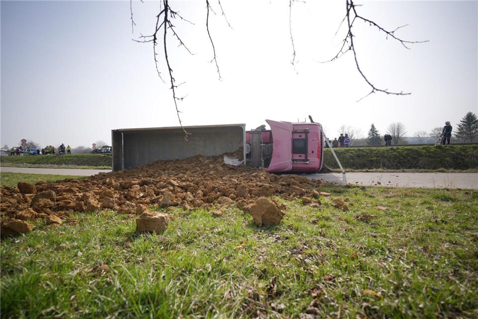 Der Lastwagen hatte Erde geladen und kippte um.Enrique Kaczor/onw-images/dpa