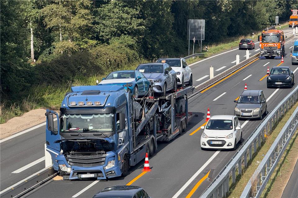 Der Lastwagen kam erst einige Meter nach dem Aufprall zum Stillstand.