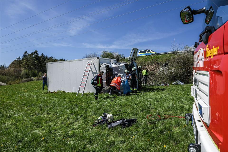 Der Lastwagen liegt umgekippt auf der Seite in einer Wiese.Nicklas Walther/onw-images/dpa