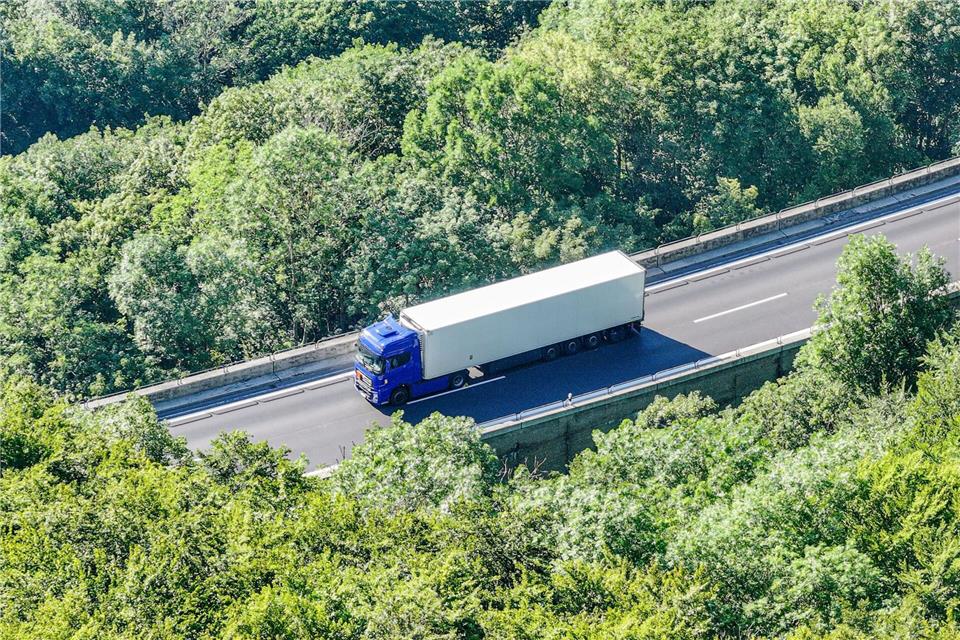 Der Lastwagen mit entzündlichem Gefahrgut steht auf der Autobahn A8 in Fahrtrichtung München.Jason Tschepljakow/dpa