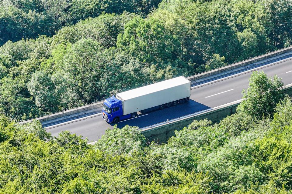 Der Lastwagen mit entzündlichem Gefahrgut steht auf der Autobahn A8 in Fahrtrichtung München.Jason Tschepljakow/dpa