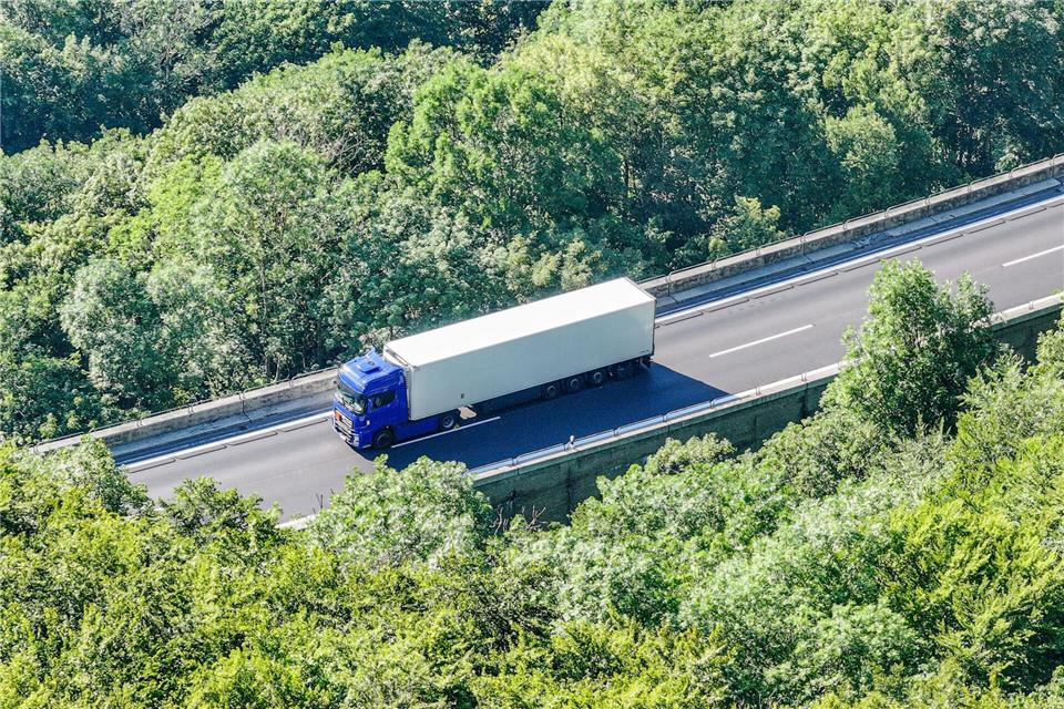 Der Lastwagen mit entzündlichem Gefahrgut steht auf der Autobahn 8 in Fahrtrichtung München.Jason Tschepljakow/dpa