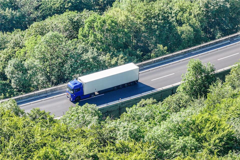 Der Lastwagen mit entzündlichem Gefahrgut steht auf der Autobahn 8 in Fahrtrichtung München.Jason Tschepljakow/dpa