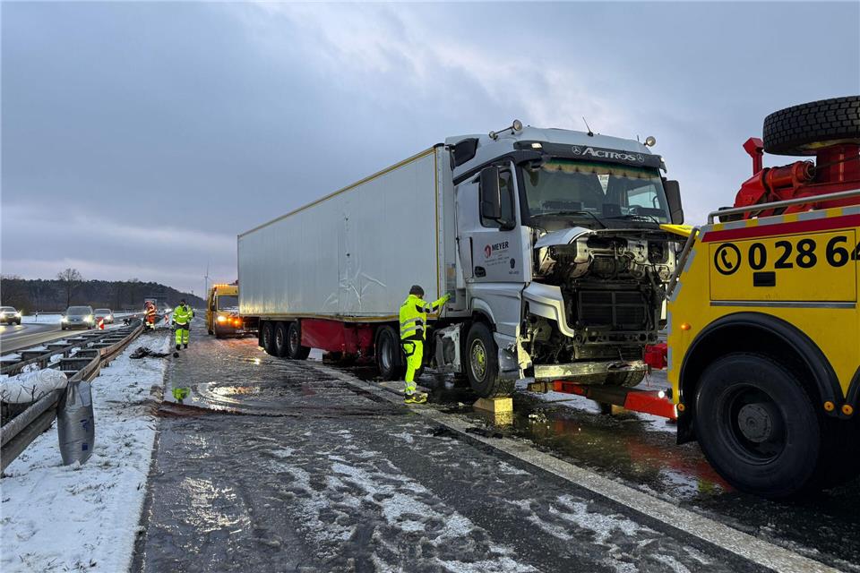 Der Lastwagen musste von einem Abschleppunternehmen geborgen werden.