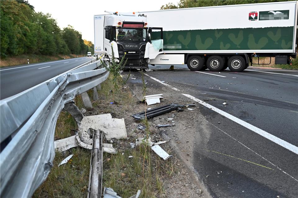 Der Lastwagen rutschte in die Leitplanke und blieb quer zur Fahrbahn stehen.